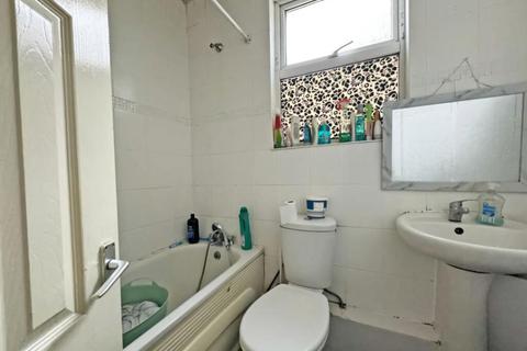 2 bedroom flat to rent, Wallington Road, Ilford, Essex, IG3