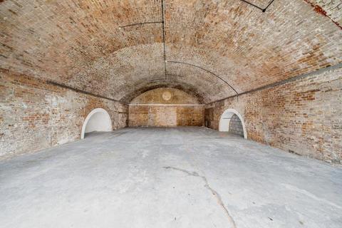 Industrial unit to rent, Geffrye St London E2 8HZ