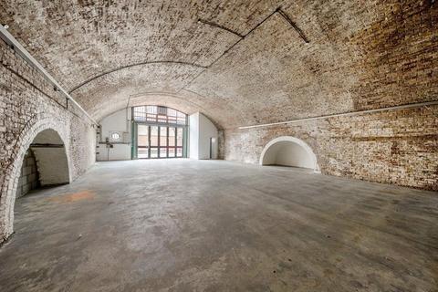 Industrial unit to rent, Geffrye St London E2 8HZ