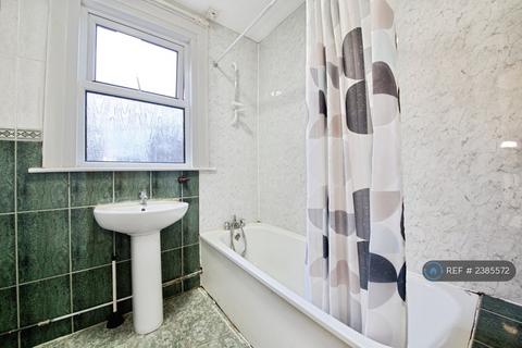 2 bedroom flat to rent, Devonshire Road, London, N13