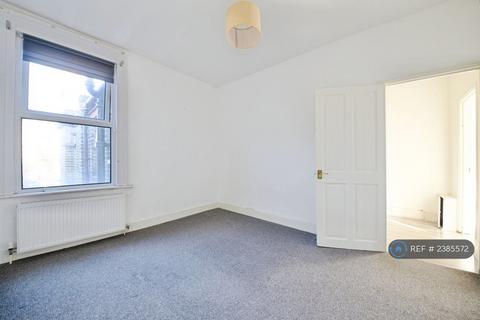 2 bedroom flat to rent, Devonshire Road, London, N13