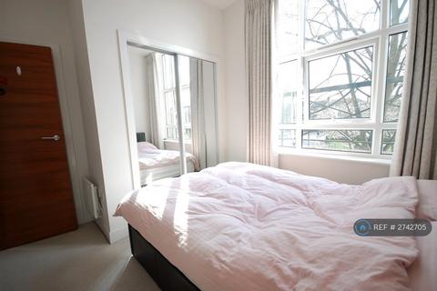2 bedroom flat to rent, Bromyard House, London, W3
