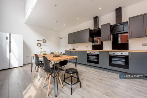 1 bedroom in a flat share to rent, Wellington House, Liverpool, L15
