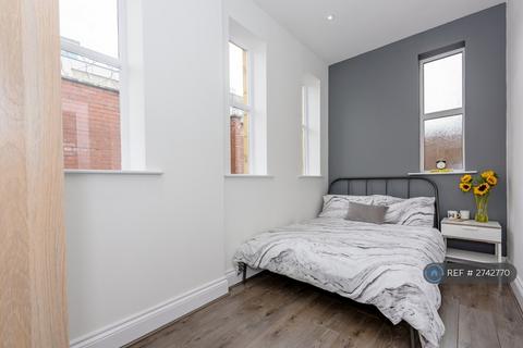 1 bedroom in a flat share to rent, Wellington House, Liverpool, L15