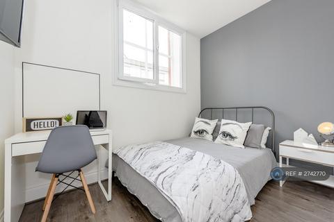1 bedroom in a flat share to rent, Wellington House, Liverpool, L15