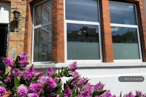 2 bedroom flat to rent, Knollys Road, London, SW16
