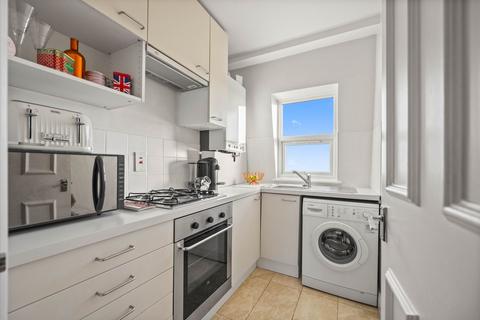 Studio to rent, Saltram Crescent, Queen's Park, W9