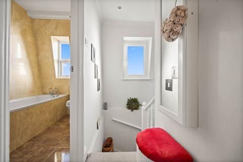 Studio to rent, Saltram Crescent, Queen's Park, W9