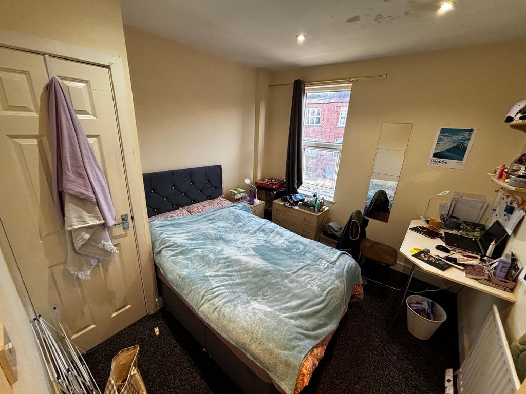 Cosy double bedroom with a comfortable upholste...