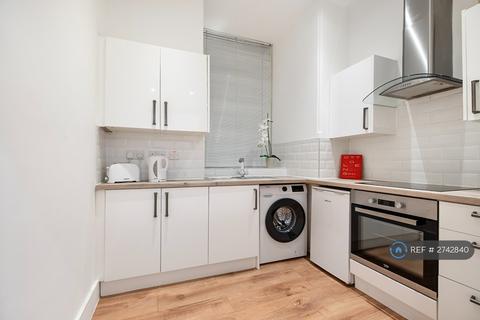 Studio to rent, Westbourne Terrace, London, W2