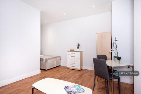 Studio to rent, Westbourne Terrace, London, W2