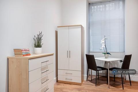 Studio to rent, Westbourne Terrace, London, W2