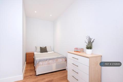 Studio to rent, Westbourne Terrace, London, W2