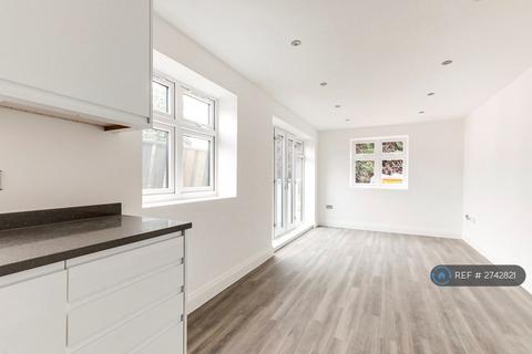 2 bedroom flat to rent, Roe Green Close, Hatfield, AL10