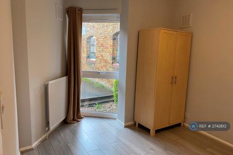 1 bedroom flat to rent, Queens Avenue, Watford, WD18