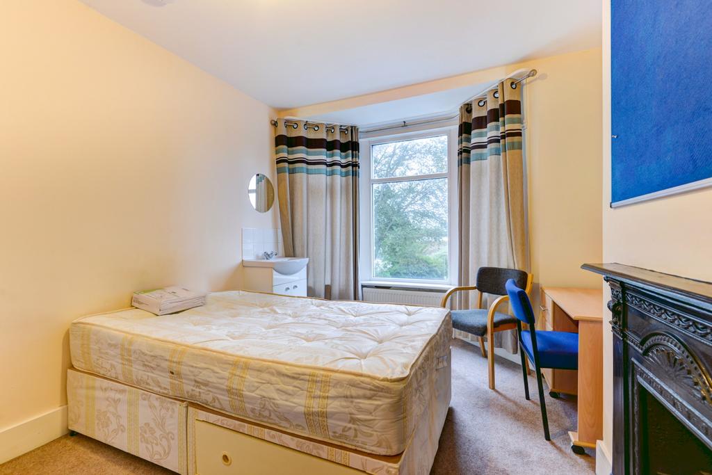A bright and well-maintained double bedroom wit...