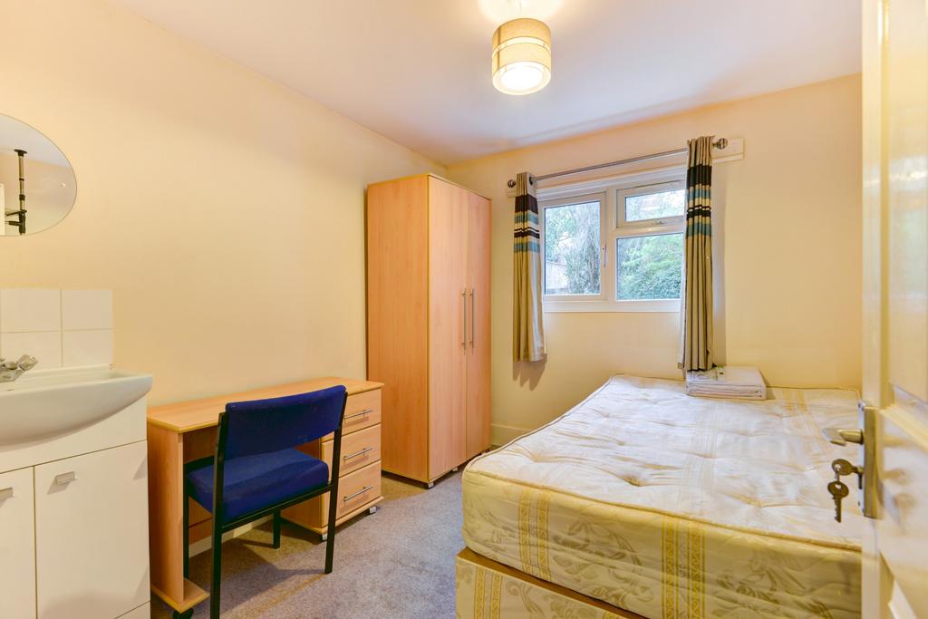 Bright, tidy bedroom with a comfortable single ...