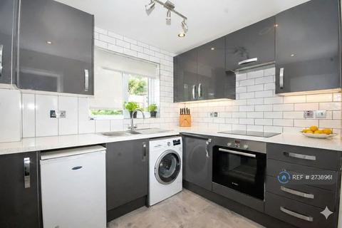 2 bedroom flat to rent, Granville Place, Pinner, HA5