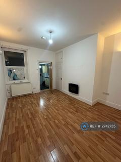 3 bedroom terraced house to rent, Rayleigh Grove, Gateshead, NE8