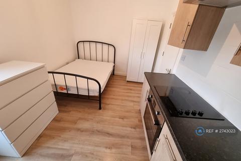 Studio to rent, Barking Road, London, E13
