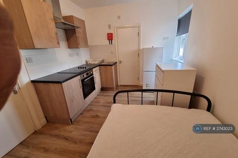 Studio to rent, Barking Road, London, E13