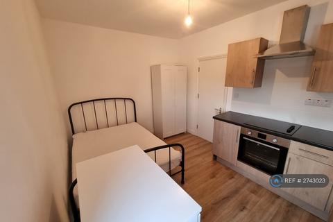 Studio to rent, Barking Road, London, E13
