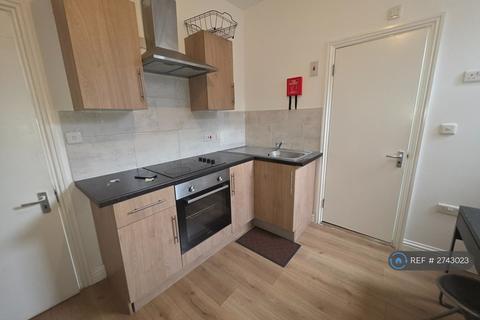 Studio to rent, Barking Road, London, E13