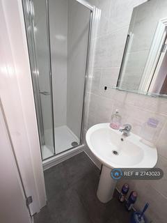 Studio to rent, Barking Road, London, E13