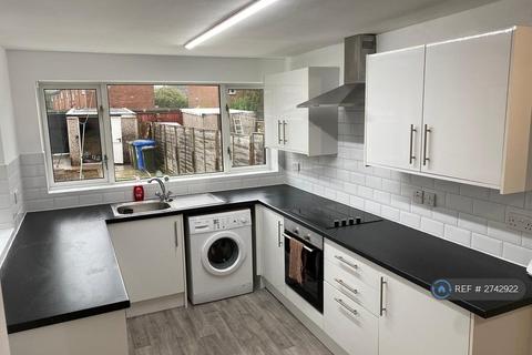 3 bedroom terraced house to rent, Walletts Road, Chorley, PR7