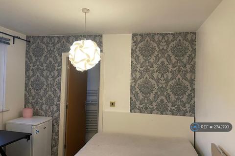1 bedroom in a flat share to rent, Hulme, Manchester, M15