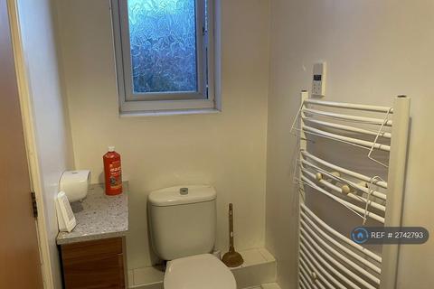 1 bedroom in a flat share to rent, Hulme, Manchester, M15