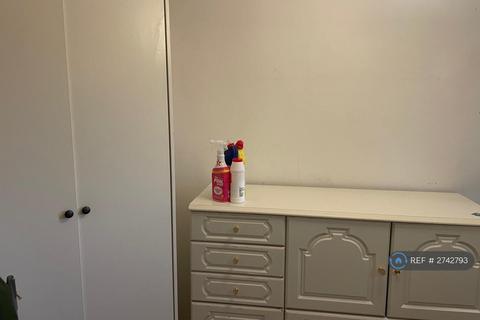 1 bedroom in a flat share to rent, Hulme, Manchester, M15