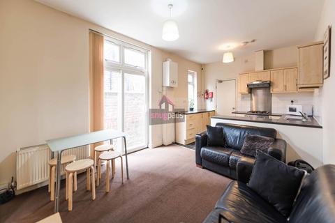 3 bedroom flat to rent, Carlton Road, Salford, Manchester