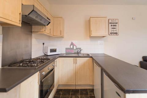 3 bedroom flat to rent, Carlton Road, Salford, Manchester