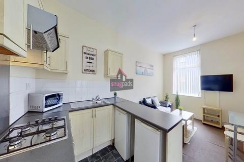 3 bedroom flat to rent, Carlton Road, Salford, Manchester