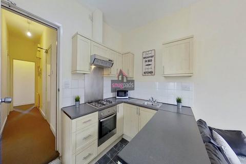 3 bedroom flat to rent, Carlton Road, Salford, Manchester
