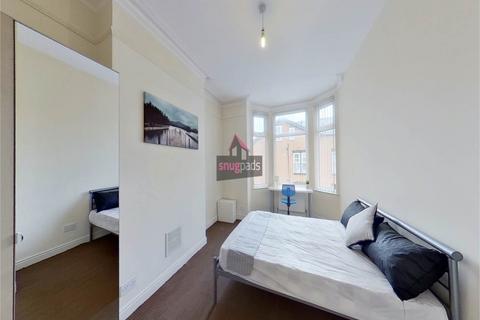 3 bedroom flat to rent, Carlton Road, Salford, Manchester