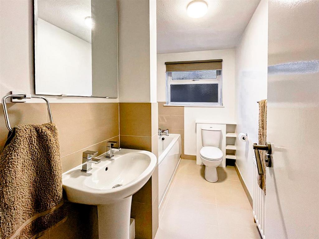 19 High Trees - Bathroom-1.jpg