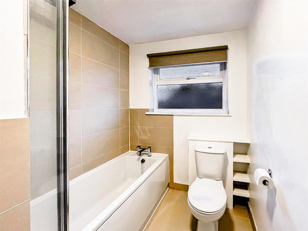19 High Trees - Bathroom.jpg