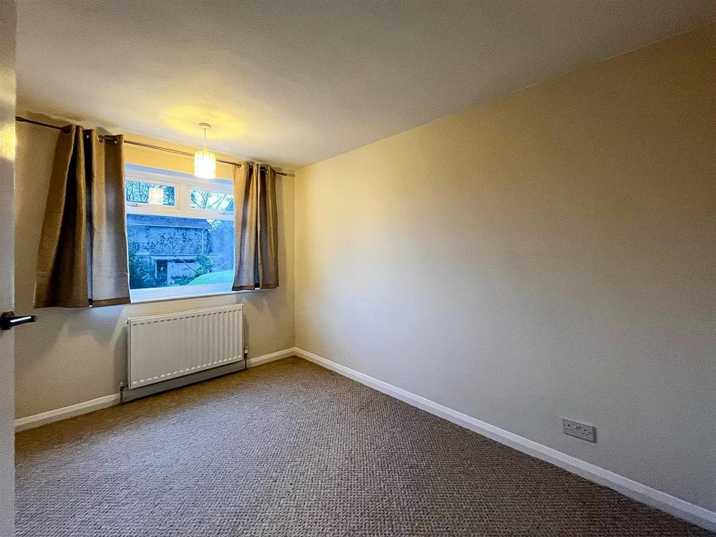 19 High Trees - Bedroom 1.jpg