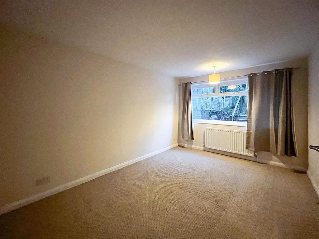 19 High Trees - Bedroom 1-1.jpg