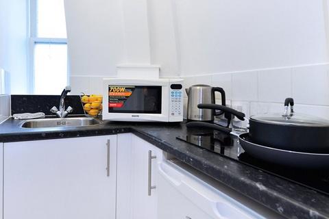 Studio to rent, Hill Street, London W1J