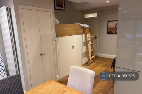 1 bedroom flat to rent, Halford Road- Garden, London, SW6