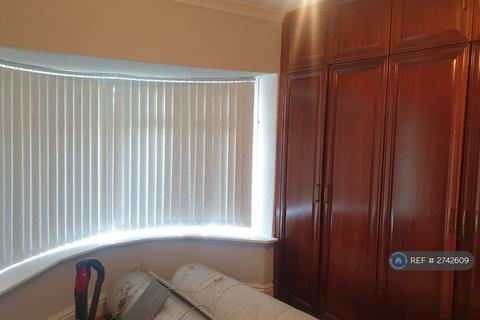 2 bedroom bungalow to rent, Batley, Batley, WF16