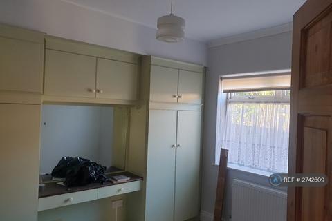 2 bedroom bungalow to rent, Batley, Batley, WF16