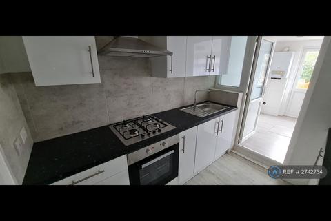 4 bedroom terraced house to rent, Wakemans Hill Avenue, London, NW9