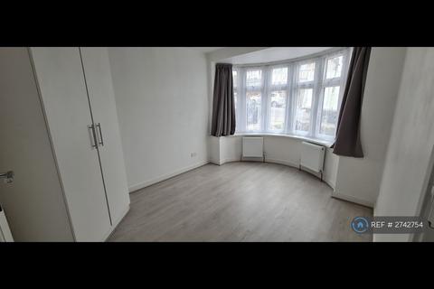 4 bedroom terraced house to rent, Wakemans Hill Avenue, London, NW9