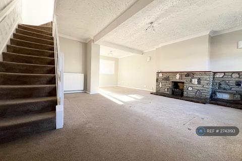 3 bedroom semi-detached house to rent, Surridge Close, Rainham, RM13