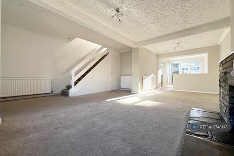 3 bedroom semi-detached house to rent, Surridge Close, Rainham, RM13