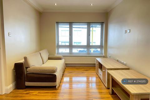 2 bedroom flat to rent, Stoke Gardens, Slough, SL1